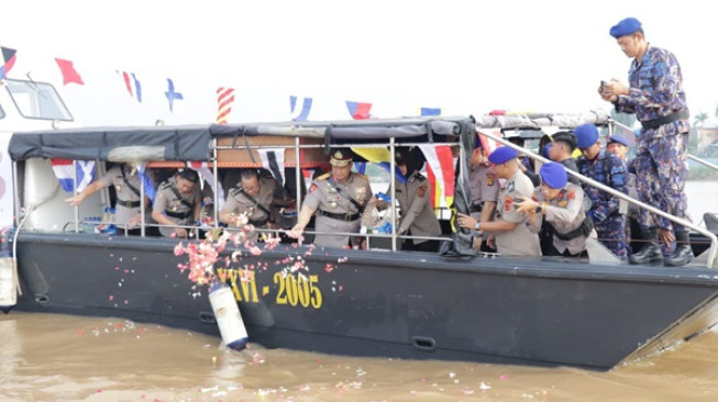 Wakapolda Jambi Tabur Bunga di Sungai Batanghari